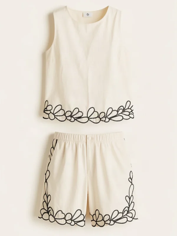 Conjunto De Short Y Top Sin Manga Con Bordados En La Parte Inferior