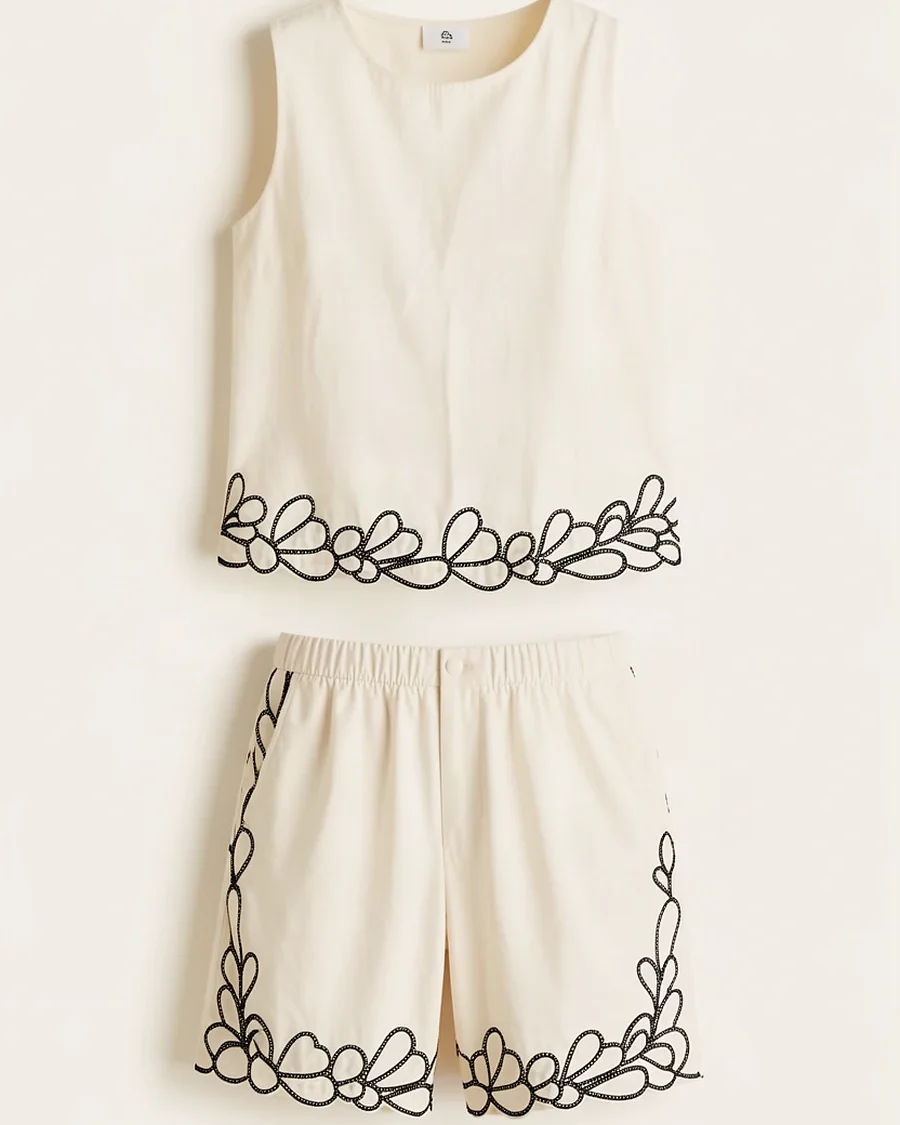 Conjunto De Short Y Top Sin Manga Con Bordados En La Parte Inferior